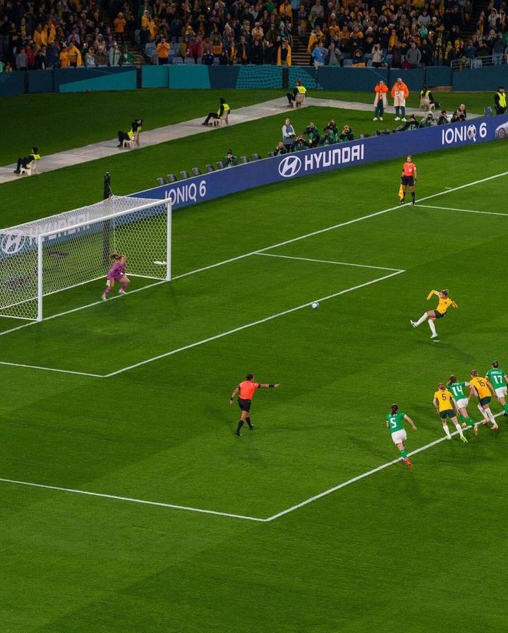加布里埃尔·巴蒂斯图塔对阵AC米兰，1998年（封面配图）